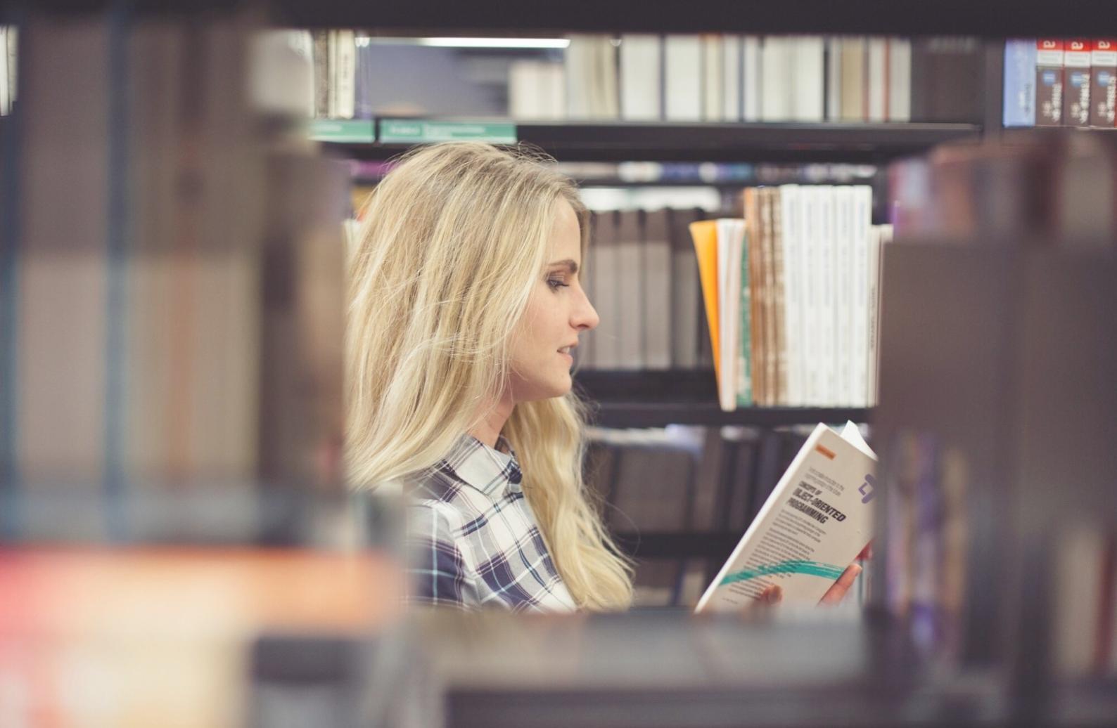 Diplômée travaillant dans le secteur financier